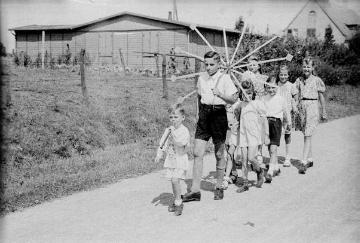 Dorfjugend mit "Sternwerfer" auf dem Weg zum Sommerfest - vorn mit Blockflöte: Rolf Weber, jüngster Sohn des Amateurfotografen Johannes Weber, Nottuln, ca. 1947