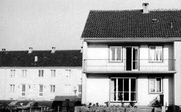 Bielefeld-Heepen, Bernhard Kramer-Straße: Reihenhaussiedlung (100 Eigenheime) der Baugenossenschaft Freie Scholle, errichtet in den 1950er Jahren, undatiert, um 1956?