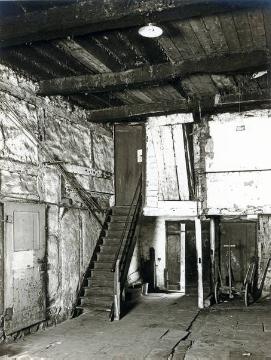 Deele mit Treppenaufgang in einem alten Fachwerkhaus, Ort unbekannt, undatiert, 1920er Jahre