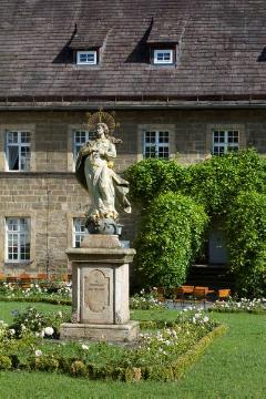 Muttergottesskulptur im Garten von Schloss Gehrden, ehemalige Bendiktinerinnenabtei (12. Jh. bis 1810)