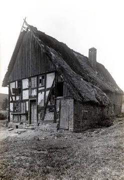 Wenden-Hillmicke, Haus Nr. 16: Halb zerfallener Fachwerkkotten von Anton Gummersbach, undatiert, 1920er Jahre