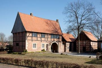 Torhaus (Bj. 1630) von Stift Asbeck, Legden, Stiftsstraße - gegr. im 12. Jh. als Prämenstratenserkloster, ab 1523 freiweltliches Damenstift (bis 1805), heute Begegnunszentrum und Veranstaltungsort