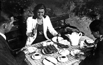 Westfälische Kaffeetafel mit Brot und Waffelröllchen, um 1930?