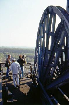 Das Filmteam des LWL-Medienzentrums für Westfalen bei Dreharbeiten auf dem Förderturm der stillgelegten Zeche Radbod in Hamm-Bockum-Hövel, in Betrieb 1905-1990