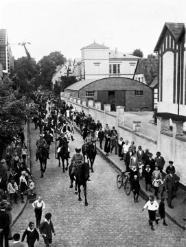 Erster Weltkrieg, 1914: Kriegsbegeisterung in Gütersloh - Demonstrationszug für den Krieg, angeführt von einer Dragoner-Abteilung
