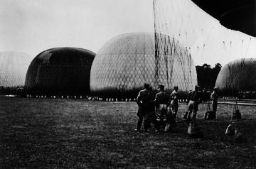 Ballon-Sturm des Nationalsozialistischen Fliegerkorps bei der Startvorbereitung einer Ballonstaffel auf einem Freigelände in Münster, wahrscheinlich bei Gasthaus Vennemann auf der Geist, um 1937? (Original ohne Titel, undatiert)