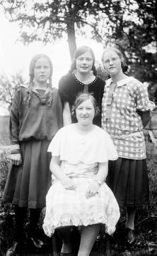 Familie Franz Dempewolff, Wormbach: Die Töchter Martha (links) und Johanna (rechts) 1926 - Mitte: die Freundinnen Helene Wortmann (hinten) und Agnes Schauerte aus Fredeburg