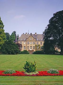 Wasserschloss Surenburg, 2003: Gartenfront des Mittelflügels mit ehemals barock gestaltetem Gartenparterre, ab 1873 umgestaltet zum Landschaftsgarten