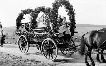 Erntedankfest im Hawerland 1934: Festwagen Werntrop zum Thema "Ausstattung einer Braut auf dem Bauernhof" und der Präsentation ihrer Möbelaussteuer
