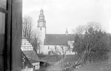 Wormbach, Dorfkern mit St. Peter und Paul-Kirche und Küsterhaus, fotografiert vom Dachboden der Dorfschule aus [Kirchplatz ohne Kirchkreuz], undatiert, um 1925?