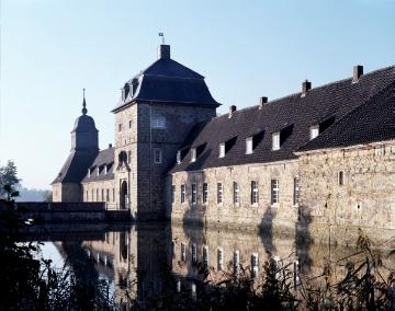 Wasserschloss Lembeck, Dorsten. Torhaus der Vorburg mit Gräfte, 2012. Historische Vergleichsaufnahme siehe Bild 08_70.