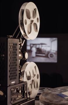 Historischer 16 mm-Filmprojektor aus den 1930er Jahren im LWL-Medienzentrum für Westfalen, Münster.
