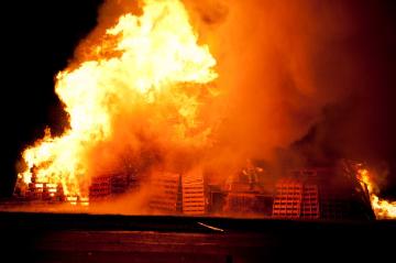 "Bonfire Night" in der britischen Princess Royal Kaserne, Gütersloh - traditionelles Novemberfest mit Feuerwerk und Puppenverbrennung anlässlich des gescheiterten Attentats des Offiziers Guy Fawkes auf englischen König Jakob I. im Jahre 1605