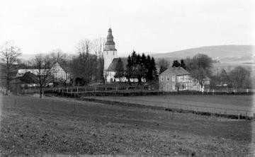 Wormbach 1926, Wohnsitz des Amateurfotografen Franz Dempewolff, dort Lehrer und Ortschronist 1901 bis 1936 - Ortskern mit St. Peter und Paul-Kirche und Schwesternheim (rechts)