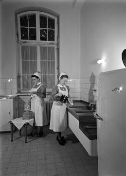St. Johannes-Stift Marsberg, 1955: Essensvorbereitung auf einer Station der Westfälischen Klinik für Kinder- und Jugendpsychiatrie.