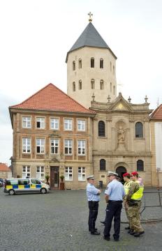 Die britische Armee in Paderborn: Englische Militärpolizisten im Gespräch mit deutschen Polizeikollegen auf dem Markt vor der Gaukirche (Pfarrkirche St. Ulrich)