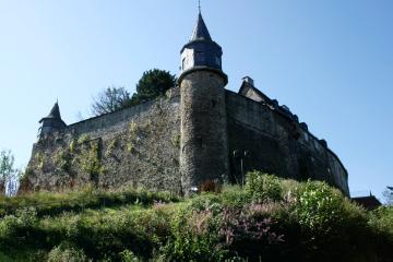 Schloss Hohenlimburg, errichtet um 1240 von Graf Dietrich I. von Altena-Isenberg auf einem Bergsporn oberhalb des Lennetales, heute Veranstaltungsort und Schlossmuseum (höfische Wohnkultur und Geschichte der Adelsfamilie Bentheim-Tecklenburg) sowie Standort des Deutschen Kaltwalzmuseums
