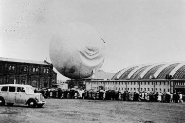 Freiballonstart an der Halle Münsterland, nach Kriegszerstörung 1948/1949 mit Tonnendach wieder aufgebaut, Aufnahme undatiert, um 1951?