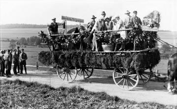 Erntedankfest im Hawerland 1934: Festwagen Werpe zum Thema Hausarbeit auf dem Bauernhof