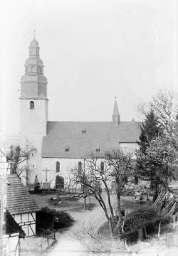 Wormbach, St. Peter und Paul-Kirche mit Kirchplatz und Postamentkreuz, undatiert, um 1930?