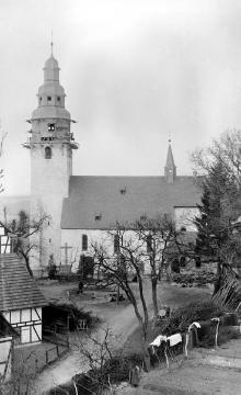 Wormbach, St. Peter und Paul-Kirche, 1930: Neue Dachdeckung auf dem Turm, aufgebracht von den Schieferdeckern Georg und Joseph Schneider aus Fredeburg