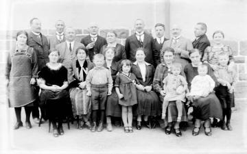 Namenstag 1927: Lehrer Franz Dempewolff (nicht im Bild) und Kollegium nebst Ehefrauen zu Gast bei Lehrer Schrudde, Nichtinghausen
