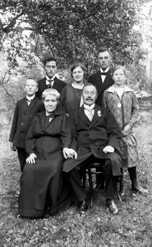 Silberhochzeit Oktober 1926: Lehrer Brunert und seine im Folgejahr verstorbene Frau mit ihren Kindern, fotografiert im Garten der Schule Kirchrarbach