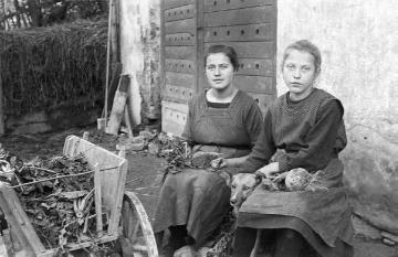 Maria und Maria Ferdinande Brunert, Töchter des Lehrers Brunert in Kirchrarbach, um 1924