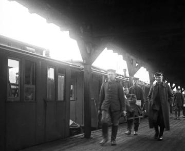 Erster Weltkrieg, Kriegsjahr 1918: Abtransport verwundeter Soldaten aus einem Lazarettzug am Hauptbahnhof Recklinghausen