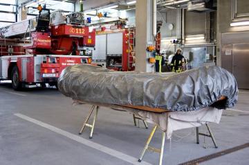 Feuerwehr-Hauptwache Gelsenkirchen: Blick in die Fahrzeughalle, vorn: Spezialboot für Rettungsmanöver im Eis (Zentrale Feuer- und Rettungswache 2 in Buer, Seestraße 3)