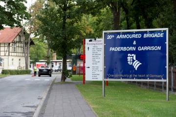 Britische Armeestandorte in Westfalen: Paderborn-Sennelager, Normandy-Kaserne - Einfahrt mit Hinweisschildern