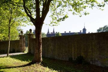 Schloss und Kloster Corvey, bis 1792 Benediktinerabtei: Blick aus Richtung Weser auf die Klostermauern