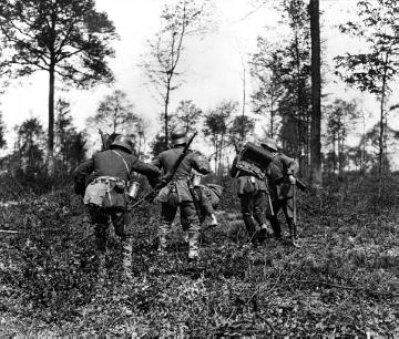 Infaterie im Ersten Weltkrieg: Nachrichtentruppen beim Verlegen einer Telefonleitung, Kemmel bei Verdun (Frankreich) 1917