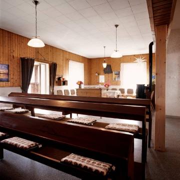 Gemeinschaftshaus Freudenberg-Mausbach, erbaut 1898: Blick in den Gebetsraum, hergerichtet für eine sonntägliche Bibelstunde der Gemeinde