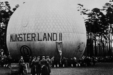 Ballon-Sturm des Nationalsozialistischen Fliegerkorps bei der Vorbereitung des Freiballons "Münsterland II" auf einem Startgelände in Münster, wahrscheinlich bei Gasthaus Vennemann auf der Geist, um 1937? (Original ohne Titel, undatiert)