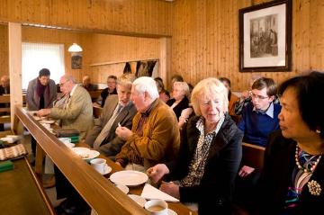 Eine sonntägliche Bibelstunde im Bet- und Gemeinschaftshaus Freudenberg-Mausbach mit anschließendem Kaffeetrinken