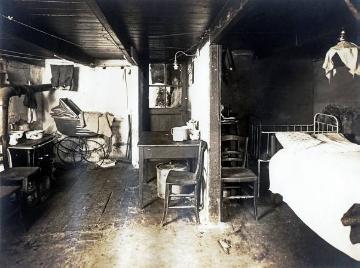 Gronau, Arbeitersiedlung Fabrikstraße 121: Wohnküche mit abgetrenntem Schlafraum, undatiert, Ende der 1920er Jahre