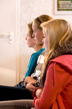 Jugendliche Teilnehmer einer sonntäglichen Bibelstunde im Bet- und Gemeinschaftshaus Freudenberg-Mausbach