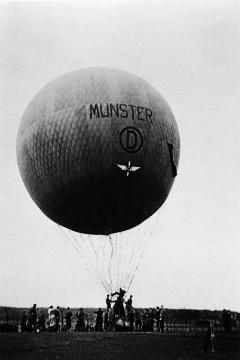 Start des Freiballons "Münster" auf einem Freigelände in Münster, wahrscheinlich bei Gasthaus Vennemann auf der Geist, um 1937? (Original ohne Titel, undatiert)