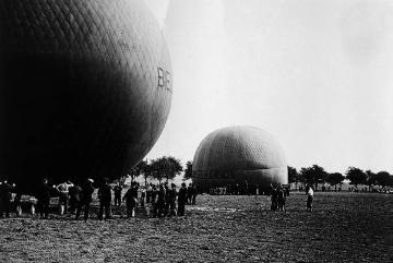 Startvorbereitung der Freiballone "Bielefeld" und "Münsterland II" auf einem Freigelände in Münster, wahrscheinlich bei Gasthaus Vennemann auf der Geist, um 1937? (Original ohne Titel, undatiert)
