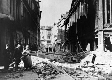 Münster im Zweiten Weltkrieg, um 1944 (?): Die Salzstraße Höhe Klosterstraße nach einem Bombenangriff