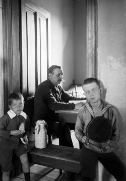 Der Erste Weltkrieg an der "Heimatfront": Kinder vor der Schreibstube in der Kriegsküche Recklinghausen-Hillerheide