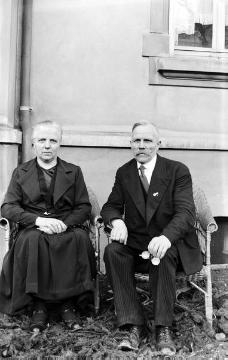 Franz Dempewolff (*1875, Fredeburg) mit Zwillingsschwester Helene (verh. Klauke) - fotografiert anlässlich ihres 60. Geburtstages 1935 hinter Haus Berg in der Hundemstraße, Kirchhundem