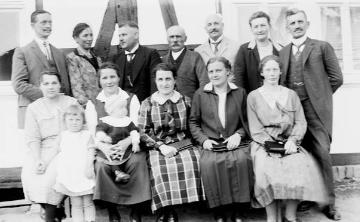 Namenstag 1927 (?): Lehrer Franz Dempewolff (nicht im Bild) und Kollegium nebst Ehefrauen zu Gast bei Lehrer Rinke, Grafschaft