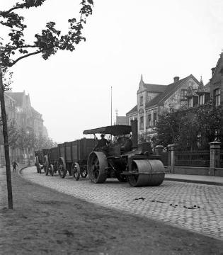 Der Erste Weltkrieg an der "Heimatfront": Kohletransport mittels Dreiradwalze als Zugmaschine, Recklinghausen, undatiert, um 1918?