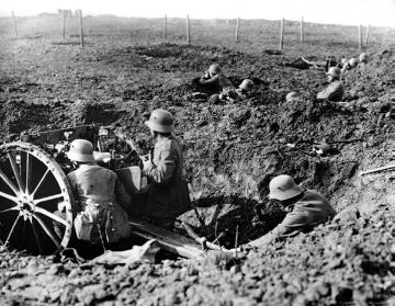 Artillerie im Ersten Weltkrieg: Grabenstellung mit Geschütz, Flandern (Belgien) 1918