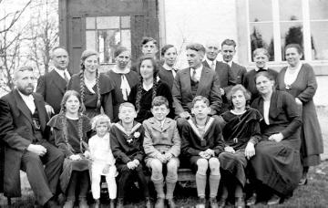 Lehrer Franz Dempewolff (nicht im Bild) und Kollegium zu Gast bei Lehrer Johannes Reinartz anlässlich der Kommunion seines Sohnes Arnold, Frielinghausen 1933