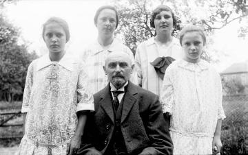 Kaspar Becker mit seinen Töchtern Luise, Hedwig, Wunna (?) und Theresia - Wormbach 1926