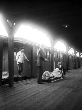 Erster Weltkrieg, Kriegsjahr 1918: Abtransport verwundeter Soldaten aus einem Lazarettzug am Hauptbahnhof Recklinghausen