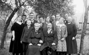 Silberhochzeit Oktober 1926: Lehrer Brunert und seine im Folgejahr verstorbene Frau mit ihren Kindern und Verwandten, fotografiert im Garten der Schule Kirchrarbach
